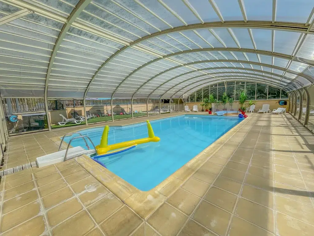 piscine couverte et chauffee a proximite de sarlat en dordogne