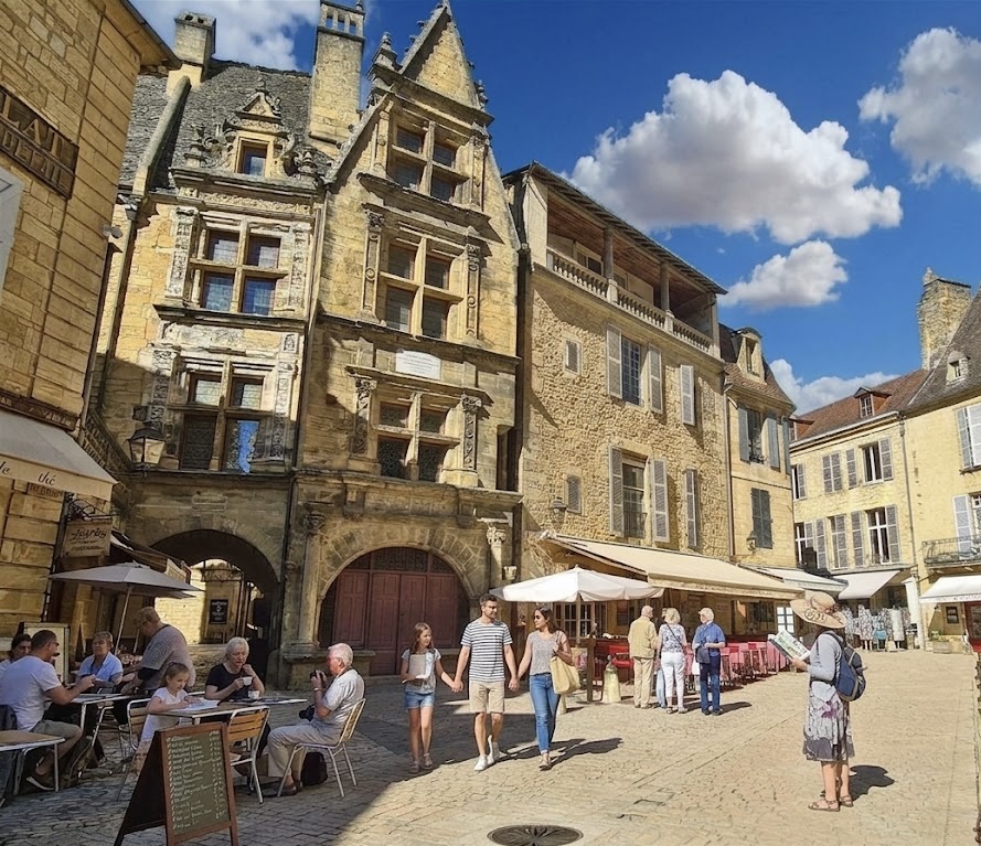 Place de la vieille ville de Sarlat-la-Canéda et ses terrasses de café, au cœur du Périgord Noir