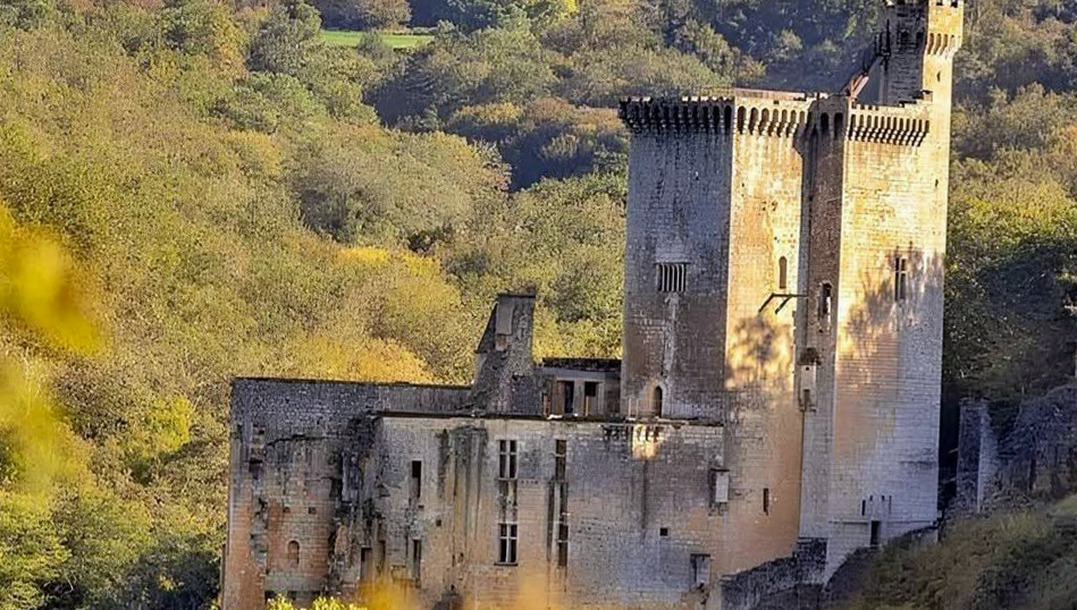 Le donjon médiéval du château de Commarque dans la lumière d’automne, Périgord Noir