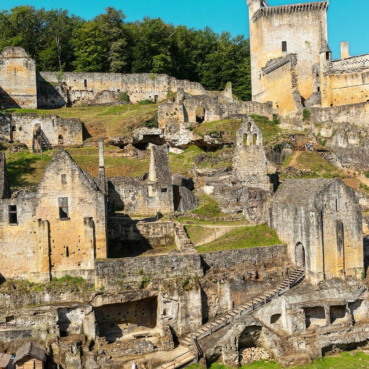Les ruines du castrum et du village médiéval troglodyte du château de Commarque