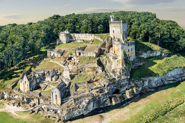 Vue aérienne du château de Commarque et de son site fortifié en Dordogne