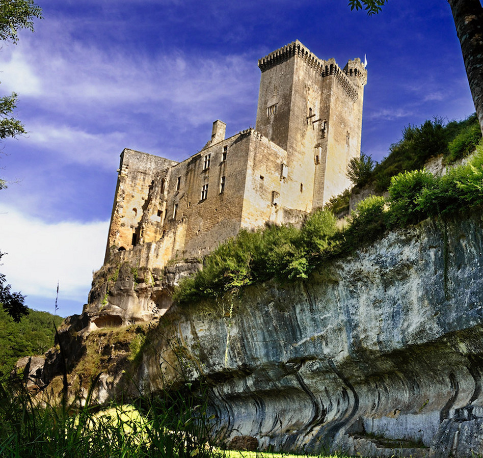 Le donjon du château de Commarque dressé au-dessus de sa falaise troglodyte, dans la vallée de la Beune