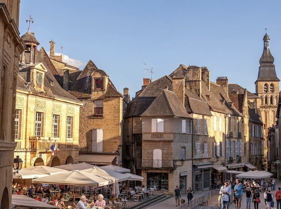 Marché de Sarlat-la-Canéda sur la place de la Liberté, au cœur de la cité médiévale du Périgord Noir