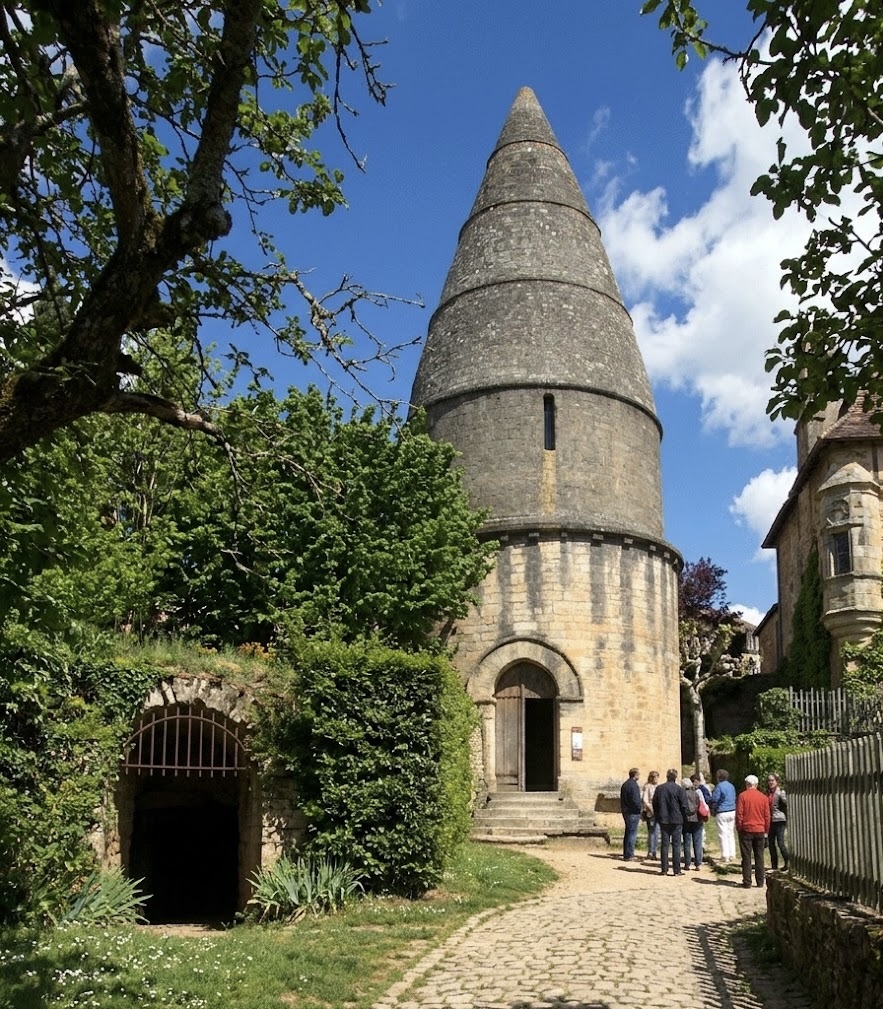Lanterne des morts dans le jardin des Enfeus à Sarlat-la-Canéda
